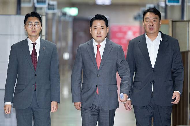 장동혁 국민의힘 대표가 지난 10월 2일 서울 여의도 국회에서 이진숙 전 방송통신위원장 체포 관련 기자간담회를 위해 이동하고 있다./뉴스1