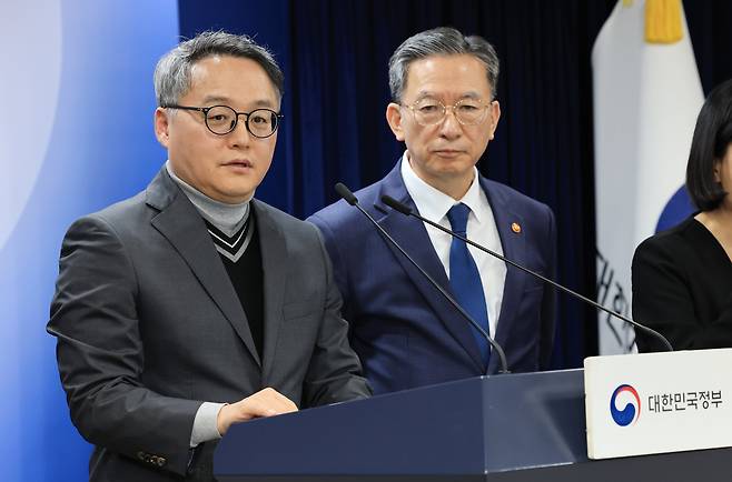 정홍식 법무부 국제법무국장이 18일 서울 종로구 정부서울청사에서 열린 론스타 ISDS 취소 신청 결과 관련 긴급 브리핑에서 취재진의 질문에 답하고 있다. /뉴스1