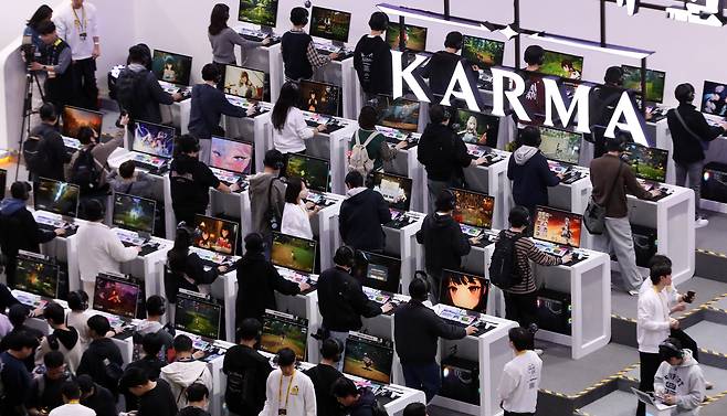 13일 부산 해운대구 벡스코 제1전시장에서 열린 국내 최대 게임전시회 '지스타 2025'에서 관람객들이 신작 게임을 즐기고 있다./뉴스1
