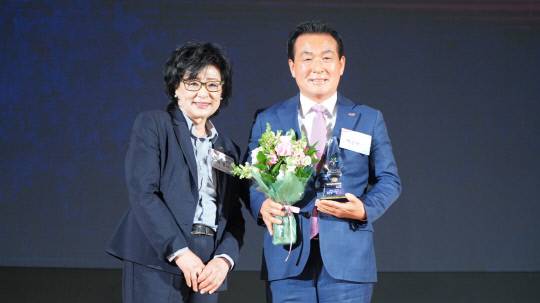 백성현 논산시장이 18일 서울 코엑스에서 열린 '제60회 전국여성대회'에서 우수지방자치단체장상을 수상하며 논산이 추진해온 여성·가족 정책의 성과를 전국에 드러냈다. 정종만 기자