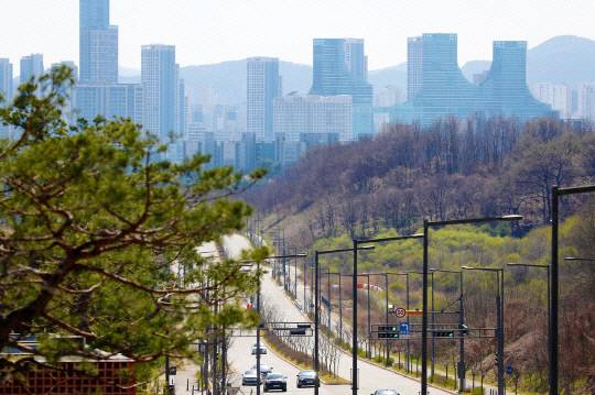 세종시는 대통령 세종집무실과 국회 세종의사당 등 국가 중심 기능 설치에 대비, 폭증할 교통수요에 대응하기 위해 첫마을IC를 반드시 설치해야 한다고 보고 있다. 사진은 무궁화테마공원에서 바라본 대통령 세종집무실 예정부지 인근 모습. 대전일보DB
