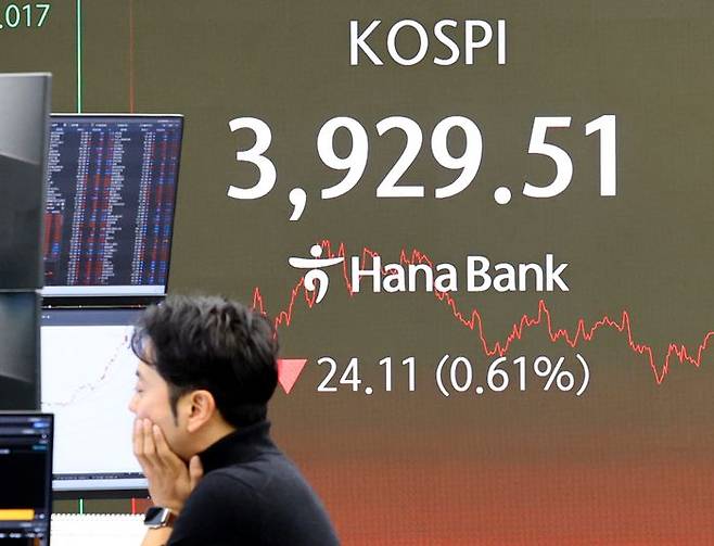 19일 오후 서울 중구 하나은행 딜링룸에서 딜러들이 업무를 하고 있다. ⓒ뉴시스