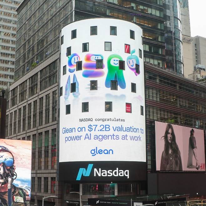 올해 6월 72억 달러의 기업가치로 시리즈F를 성공리에 마무리한 글린을 축하하는 메시지가 미국 뉴욕 나스닥 전광판에 나타나있다. 글린 제공