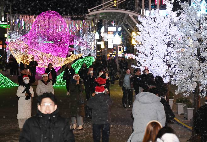 지난해 12월 부산 해운대구 구남로에서 열린 해운대 빛축제에 많은 방문객으로 붐비고 있다. 해운대구 제공
