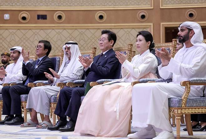 아랍에미리트(UAE)를 국빈 방문한 이재명 대통령이 부인 김혜경 여사와 18일(현지시간) 오후 UAE 대통령궁에서 열린 문화 행사에 참석해 있다. 아부다비=송은석 기자 silverstone@donga.com