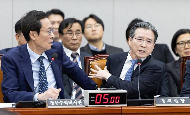 김용범 대통령실 정책실장이 18일 서울 여의도 국회에서 열린 제429회국회(정기회) 운영위원회 제5차 전체회의에서 김은혜 국민의힘 의원의 질의에 반발하고 있다. 2025.11.18/뉴스1