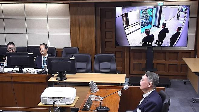 19일 윤석열 전 대통령이 서울 서초구 서울중앙지법에서 열린 한덕수 전 국무총리 재판에 증인으로 출석했다. 법원 재판 화면 캡처