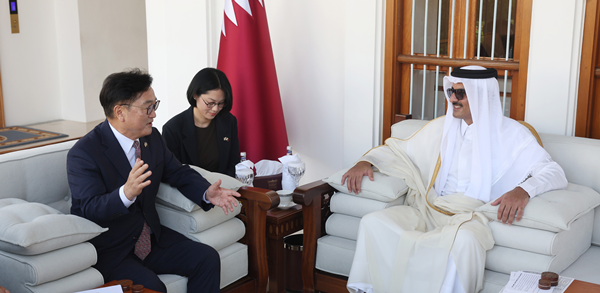 우원식 국회의장(맨 왼쪽)이 18일(현지시간) 카타르 도하에서 타밈 빈 하마드 알사니 국왕과 면담을 하고 있다. 가운데는 통역(임은선 통역관). [국회 제공]