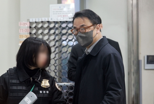 양평 공흥지구 개발 특혜 의혹에 연루된 김건희 여사의 오빠 김진우 씨가 19일 서울 서초구 서울중앙지법에서 열린 구속 전 피의자 심문(영장실질심사)에 출석하고 있다. [연합뉴스]