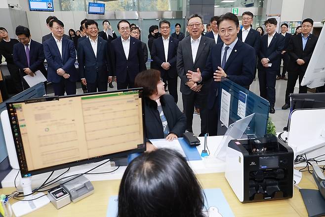 권대영 금융위원회 부위원장(앞줄 오른쪽)이 19일 오전 서울 중구 신한은행 광교영업부 영업점에 방문해 시중은행·지방은행과 함께 웹·모바일 등 온라인 방식으로만 제공되던 오픈뱅킹·마이데이터 서비스가 은행 영업점에서도 원활히 시행될 수 있도록 실시 상황을 점검했다. 사진제공=금융위