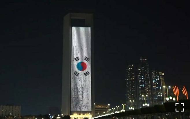 17일 아랍에미리트(UAE) 아부다비 국영석유회사(ADNOC) 본사에 이재명 대통령 국민 방문에 대한 환영으로 태극기 조명이 점등되어 있다. (사진=대통령실 제공) 2025.11.18.