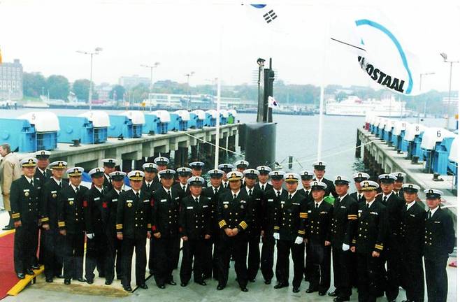 지난 1992년 10월 14일 독일 HDW 조선소에서 장보고함 인수식에서 인수 승조원들이 기념 사진을 촬영하고 있다. 해군 제공