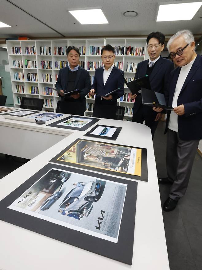 지난 13일 서울 서초구 파이낸셜뉴스 본사에서 열린 ‘2025 fn 광고대상’ 심사에 참여한 구환영 심사위원장(한국커뮤니케이션디자인협회 이사장·오른쪽부터)과 파이낸셜뉴스 현갑호 광고국장, 최갑천 생활경제부장, 정순민 대기자가 출품작들을 살펴보고 있다. 사진=박범준 기자