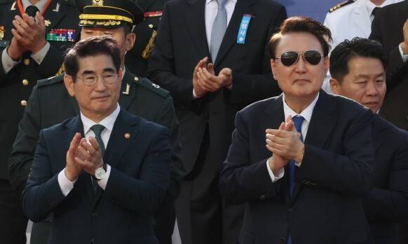 지난해 10월1일 국군의날 시가행진에 참석한 윤석열 전 대통령과 김용현 전 국방부 장관. 김태형 기자