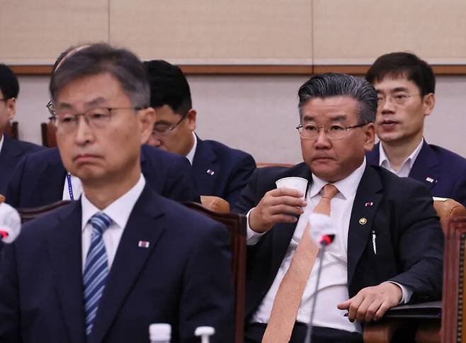 지난 2023년 6월29일 유병호 당시 감사원 사무총장(현 감사위원)이 국회에서 열린 법제사법위원회 전체회의에서 물을 마시고 있다. 왼쪽은 최재해 감사원장. 연합뉴스