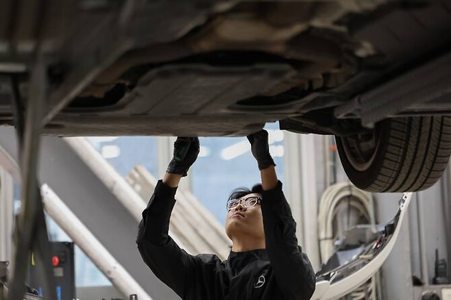 김양빈군이 지난 18일 오후 서울 서초구의 메르세데스벤츠 에이치에스효성더클래스 서비스센터에서 현장 실습으로 자동차를 점검하고 있다. 최현수 기자 emd@hani.co.kr