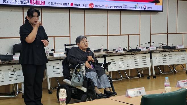 2025년 10월2일 국회에서 열린 ‘학대피해 아동·노인·중증장애인의 권리구제 문제 진단을 위한 간담회’에서 박김영희 장애인차별금지추진연대 상임대표가 ‘제3자 녹음의 증거능력 문제’가 장애인에겐 어떤 의미인지 설명하고 있다. 박김 대표는 “발달장애가 있거나 인지장애가 있거나 어린이거나 자기방어력도 증명할 능력도 없는 사람들은, 이런 문제가 있을 때 대체 어떻게 증명해야 하느냐”고 물었다. 손고운 기자