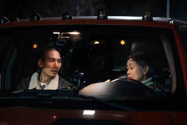 김빛새날과 강애심. 영화 '무례한 새벽' 스틸컷