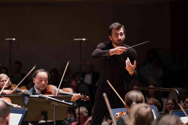 카키 솔롬니시빌리 지휘로 연주 중인 슬로베니안 필하모닉. 빈체로 제공