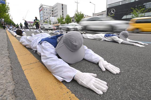 발달장애인 자녀를 둔 부모들과 지역 장애인단체 관계자들이 지난해 6월 17일 광주 서구 화정동 상무대로에서 정부를 향해 발달장애인 가정·생명 보호정책 지원체계 구축을 촉구하며 오체투지를 진행하고 있다. 뉴시스