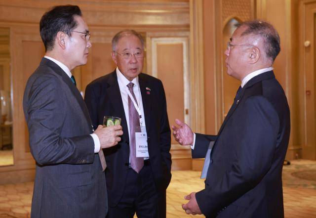 이재용 삼성전자 회장(왼쪽부터), 류진 한국경제인협회 회장, 정의선 현대자동차 그룹 회장이 19일 아랍에미리트(UAE) 아부다비의 한 호텔에서 열린 한-UAE 비즈니스 라운드테이블에서 이야기를 나누고 있다. 아부다비=연합뉴스