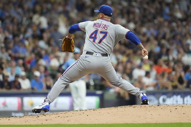 <yonhap photo-1370=""> New York Mets' Frankie Montas pitches during the second inning of a baseball game against the Milwaukee Brewers, Saturday, Aug. 9, 2025, in Milwaukee. (AP Photo/Aaron Gash)/2025-08-10 09:04:30/ <저작권자 ⓒ 1980-2025 ㈜연합뉴스. 무단 전재 재배포 금지, AI 학습 및 활용 금지></yonhap>