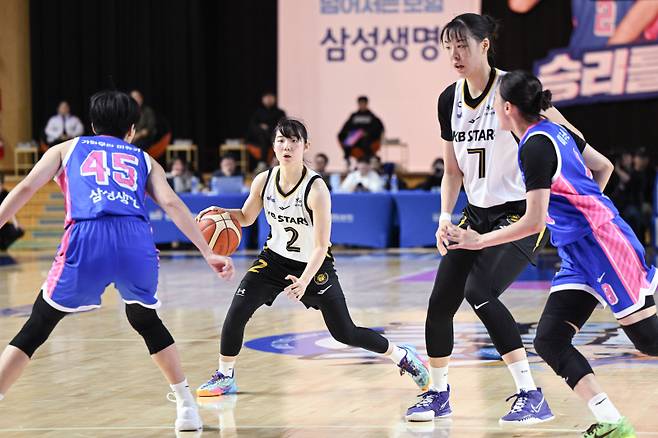 19일 용인실내체육관에서 열린 BNK금융 2025~26 WKBL 정규리그 경기. KB 허예은(2번)과 박지수(7번)이 공격을 시도하고 있다. 사진=WKBL