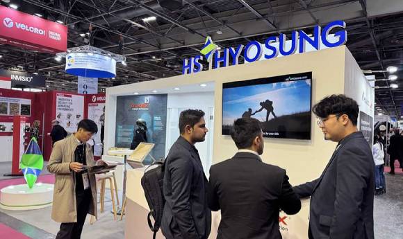 프랑스 파리에서 열리는 ‘밀리폴 파리 2025’의 HS효성첨단소재 부스 전경 [사진=HS효성]