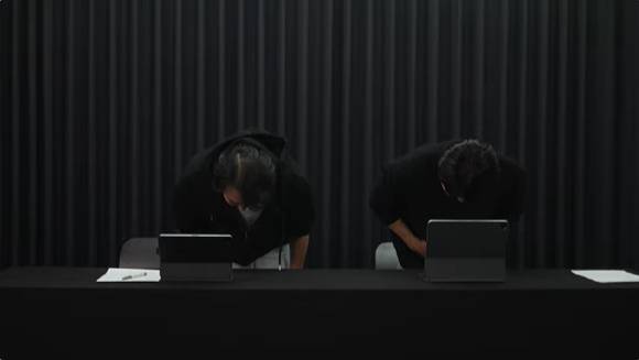 소인섭 아이온2 사업실장(좌측)과 김남준 PD가 긴급 라이브를 통해 이용자에게 사과하고 있다. [사진=엔씨소프트]