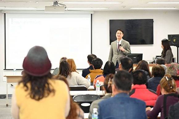 최재훈 달성군수가 현풍읍 상인회원과 질의응답하고 있다 [사진=달성군]