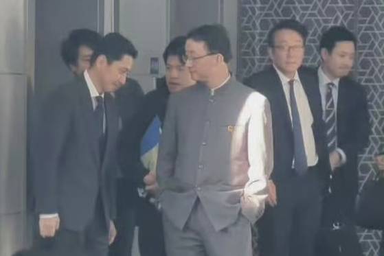 18일 중국 관영매체 CC-TV 계열 SNS에 류진쑹 중국 아주국장(앞줄 오른쪽)이 주머니에 손을 넣은 채 고개 숙인 가나이 마사아키 일본 외무성 아시아대양주국장을 내려다보는 듯한 모습의 영상이 올라왔다. 중국 측이 이 장면을 의도적으로 공개한 것으로 추측된다. [사진 중국 위위안탄톈 캡처]