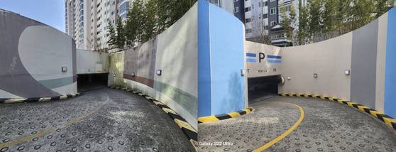 경남 양산에 있는 A아파트에서 재도장 등 보수공사를 하기 전과 후의 지하주차장 통로 모습. 사진 A아파트