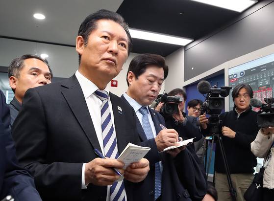 정청래 더불어민주당 대표가 19일 대구 수성구 수성알파시티를 찾아 입주기업인 스피어AX 융복합관제센터에서 인공지능 기반 지능형 CCTV에 대한 설명을 듣고 있다. 뉴스1