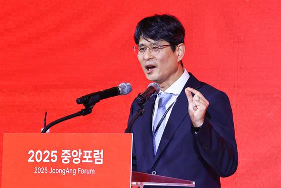 이왕휘 아주대학교 교수가 19일 롯데호텔 서울에서 열린 2025 중앙포럼에서 '이재명 정부의 새로운 한중관계 좌표 설정' 에 대한 주제로 발표하고 있다. 김종호 기자