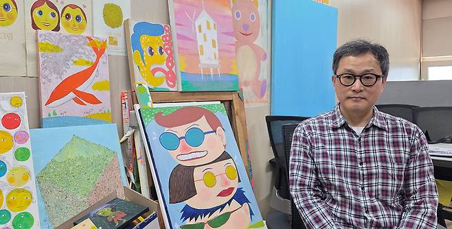 최근 온라인 커뮤니티에선 김상민 경향신문 미술기자의 일러스트가 화제가 됐다. 사진은 경향신문 화백실에서 포즈를 취하고 있는 김 기자. /강아영 기자