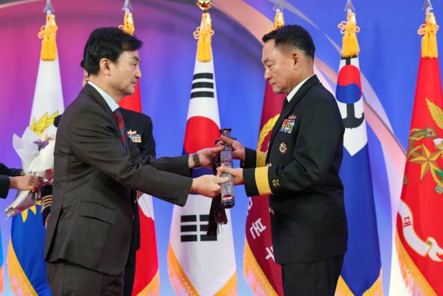 ▲ 안규백 국방부 장관이 19일 서울 용산구 국방컨벤션에서 열린 삼정검 수여식에서 삼정검을 수여하고 있다.  국방부 제공