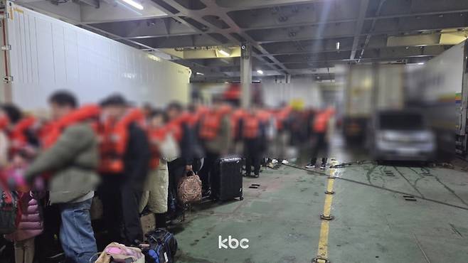 ▲구조 대기중인 여객선 승객