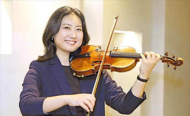 빈 필하모닉 오케스트라의 한국계 바이올리니스트 해나 조가 지난 17일 서울 반포동 JW메리어트호텔에서 바이올린 연주 포즈를 취하고 있다.   김범준 기자