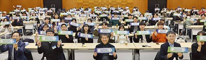 한국배터리산업협회 관계자들이 지난해 12월 서울 삼성동 코엑스 콘퍼런스룸에서 배터리아카데미 수료식을 마치고 기념 촬영을 하고 있다.  한국배터리산업협회 제공