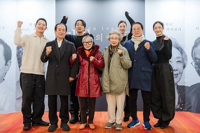 19일 서울 중구 국립극장 해오름극장에서 열린 국립무용단 '거장의 숨결' 기자간담회가 끝난 뒤 제작진과 출연진들이 기념 촬영을 하고 있다./사진=국립극장