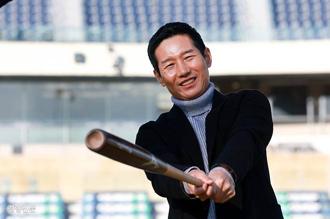 2025시즌 프로야구 통합우승을 이끈 LG 염경엽 감독이 17일 서울 잠실야구장에서 인터뷰에 앞서 포즈를 취하고 있다. 정지윤 선임기자