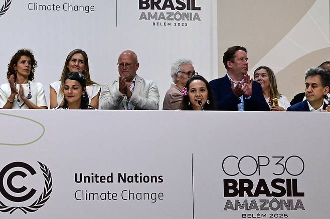 티나 스테지 마셜제도 기후특사(앞줄 가운데)가 18일(현지시간) 브라질 벨렝에서 진행 중인 제30차 유엔 기후변화협약(UNFCCC) 당사국 총회(COP30)에서 화석 연료 단계적 폐지에 관한 기자회견을 열고 있다. AFP연합뉴스