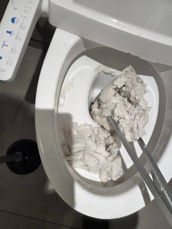 인천공항 노동자 파업때 막힌 화장실 변기. 독자 제공