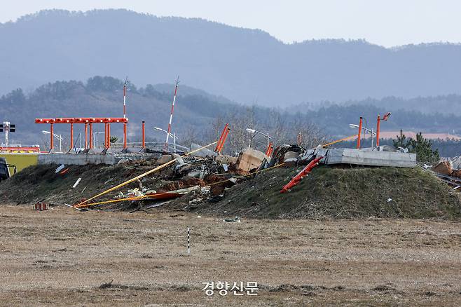 제주항공 여객기 참사 이틀째인 지난해 12월 30일 전남 무안공항 사고현장에 반파된 ‘둔덕’  모습. 이준헌 기자