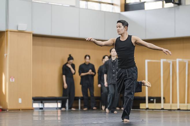 19일 서울 국립극장 해오름극장 연습동에서 선보인 배정혜 안무가의 ‘Soul, 해배라기’의 공연 연습 장면.   국립극장 제공
