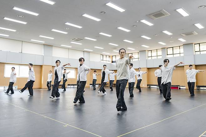 19일 서울 국립극장 해오름극장 연습동에서 선보인 조흥동 안무가의 ‘바람의 시간’ 연습 장면.   국립극장 제공