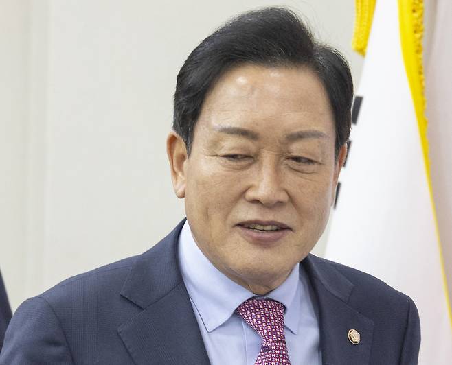 국민의힘 김선교 의원이 지난 17일 국회에서 열린 선출직 공직자 평가 체계 발표 회견에 입장하고 있다. 연합뉴스