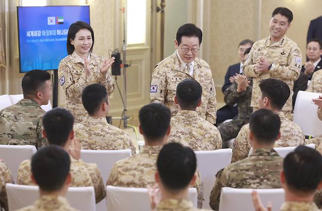아랍에미리트연합(UAE)을 국빈 방문 중인 이재명 대통령이 19일 아부다비의 한 호텔에서 열린 아크부대 장병 격려행사에 입장하며 장병들과 악수하고 있다. 연합뉴스