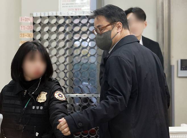 양평 공흥지구 개발 특혜 의혹에 연루된 김건희 여사의 오빠 김진우 씨가 19일 서울 서초구 서울중앙지법에서 열린 구속 전 피의자 심문(영장실질심사)에 출석하고 있다. 연합뉴스