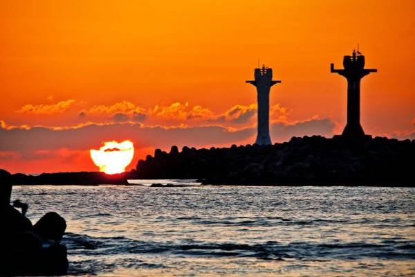 부산 기장에[는 이색 등대가 즐비하다. 사진은  천하대장군과 지하여장군을 형상화한 장승등대.